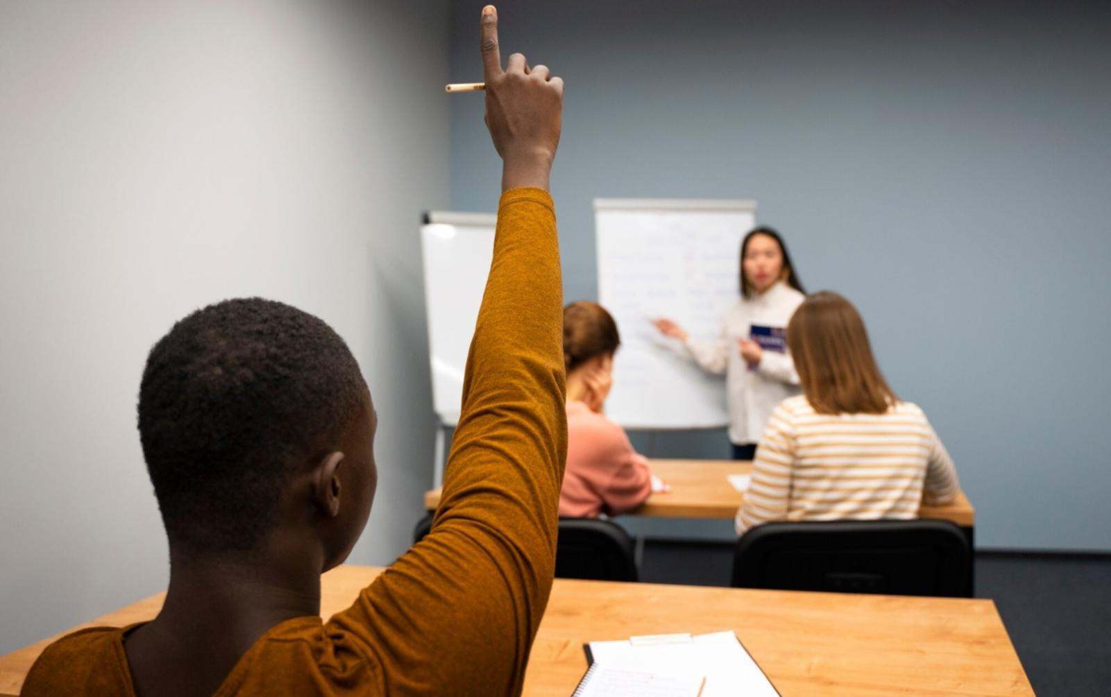 Professionelle Beratungssituation mit Teilnehmern des Einkommensprogramms